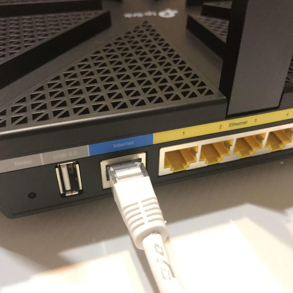 TP-LINKのARCHER C5400のWANポートにLANケーブル接続