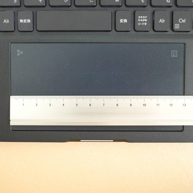ASUS ExpertBook B9のタッチパッドは約13cm