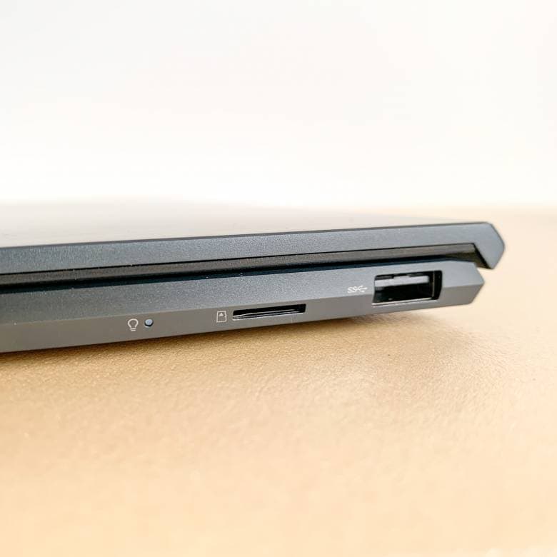ASUS ZenBook 14 UM425IAの右側面インターフェース
