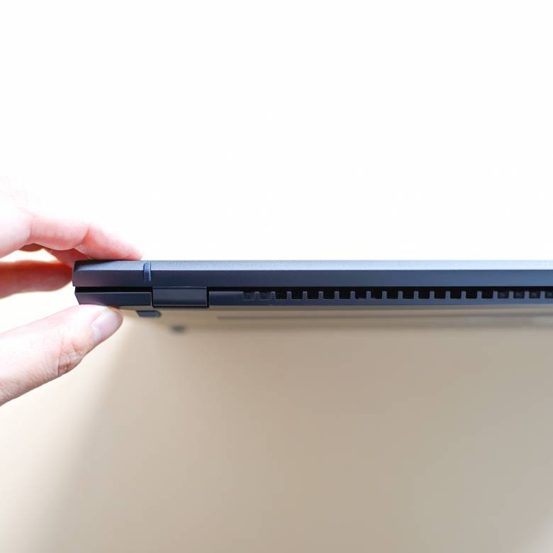 ASUS ZenBook 14 UM425IAの厚みは14.3mm