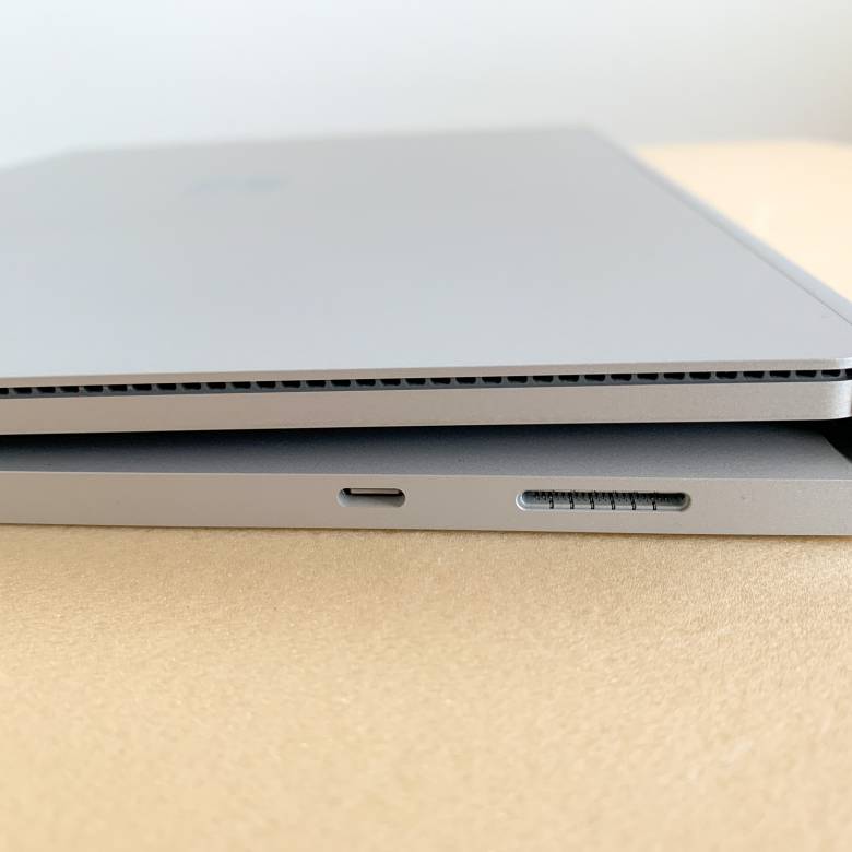 Surface Book 3 15インチの右側面インターフェース