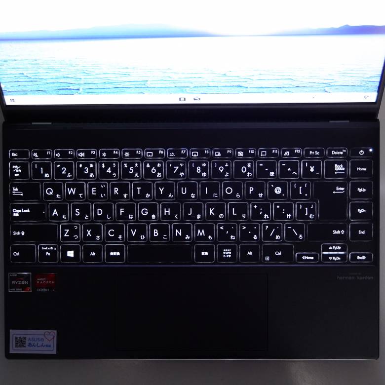ASUS ZenBook 14 UM425IAのキーボードはバックライト搭載