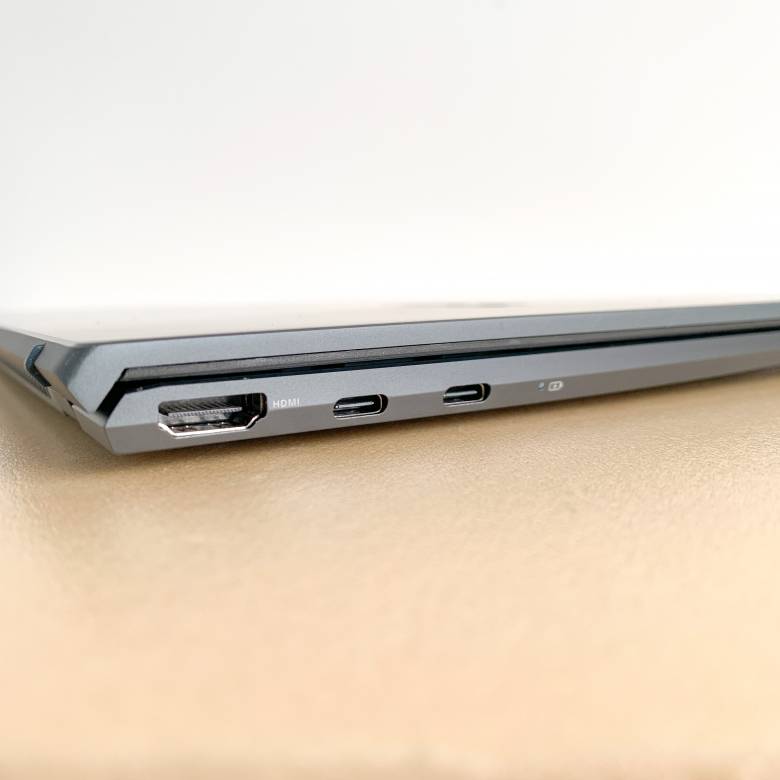 ASUS ZenBook 14 UM425IAの左側面インターフェース