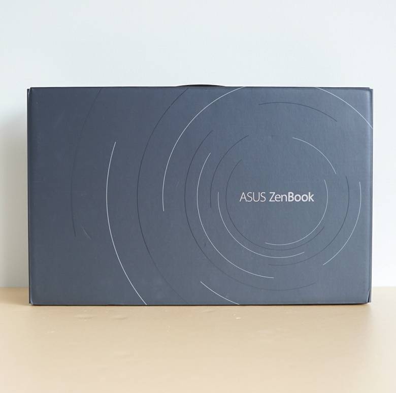 ASUS ZenBook 13 UX325EAの外箱
