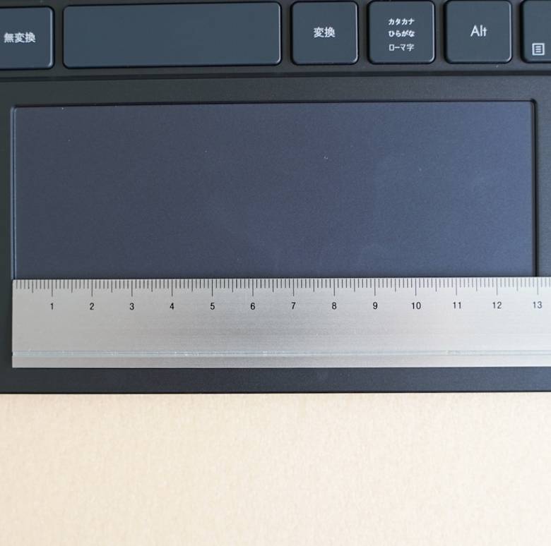 ASUS ZenBook 13 UX325EAのタッチパッドは横幅13cm