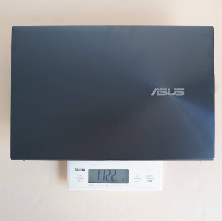 ASUS ZenBook 13 UX325EAの重量は約1.12kg