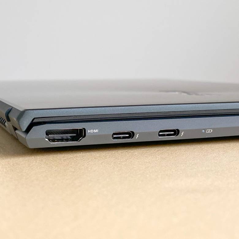 ASUS ZenBook 13 UX325EAはthuderbolt 4対応USB-C搭載