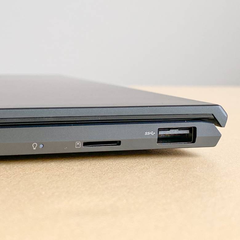 ASUS ZenBook 13 UX325EAの右側面インターフェース