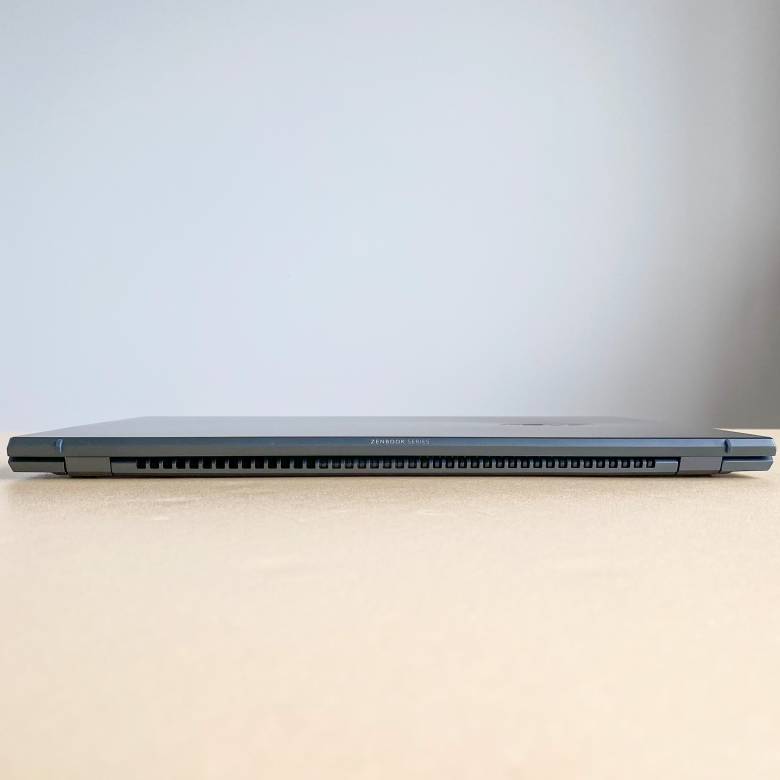 ASUS ZenBook 13 UX325EAの厚みは約13.9mm