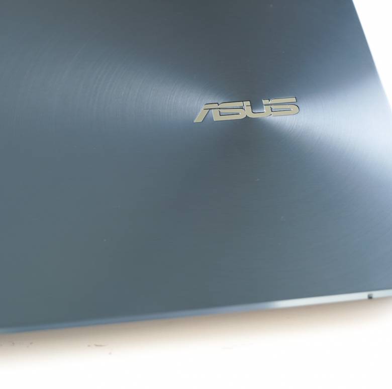 ZenBook Duo 14 UX482の外装はスピンメタル仕上げ