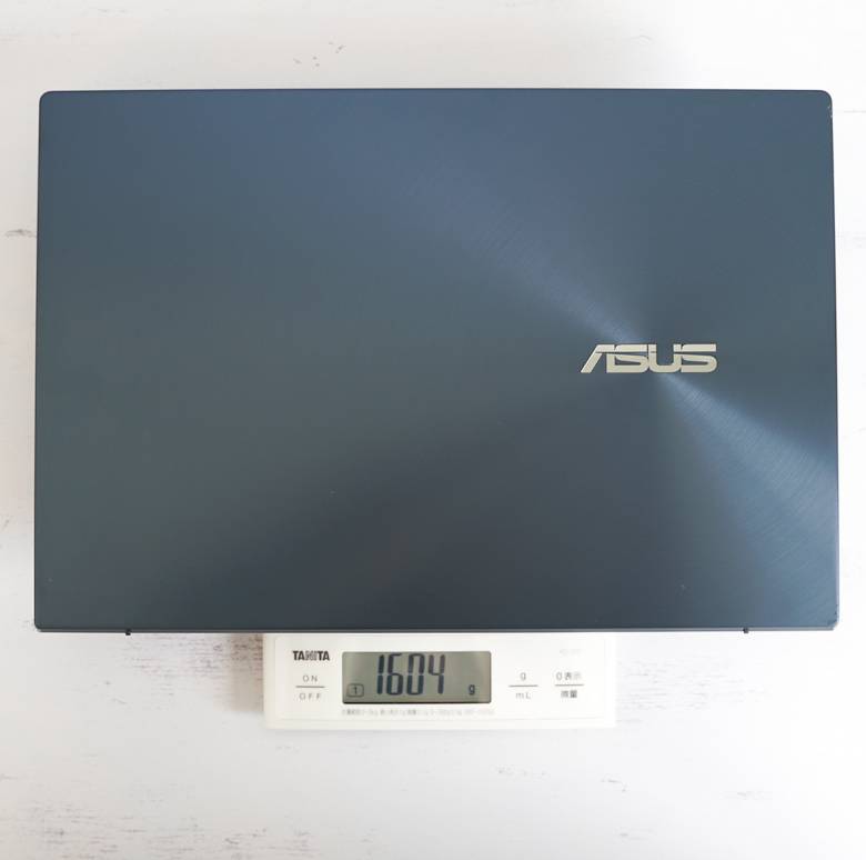 ZenBook Duo 14 UX482の重量は約1.6kg