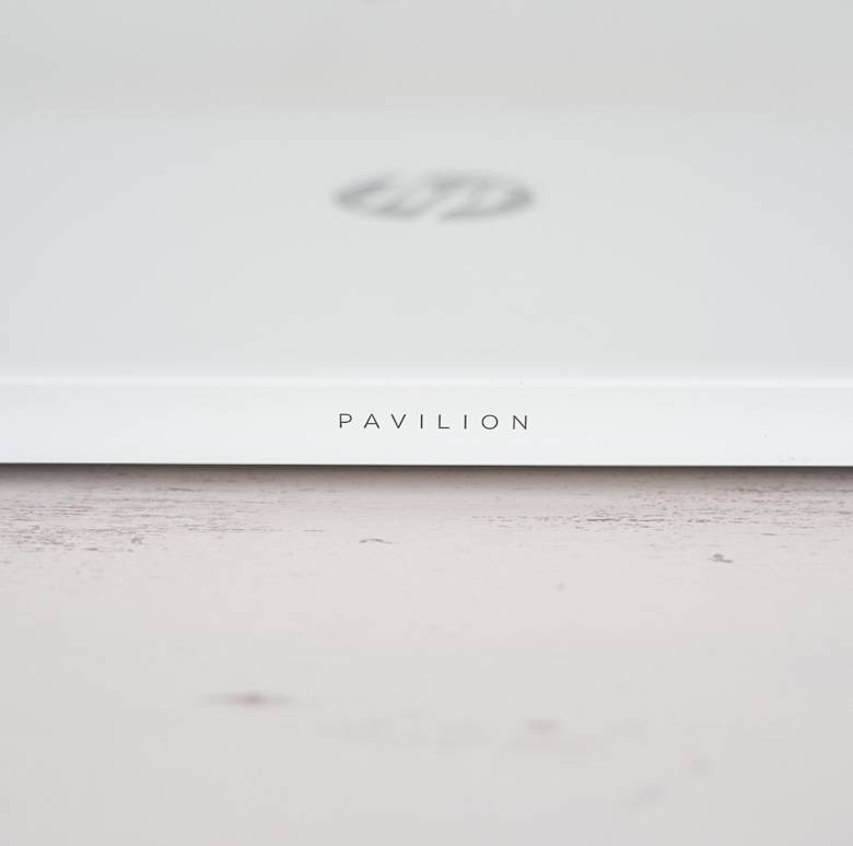 HP Pavilion 14-dvのヒンジ部にはPAVILIONの文字刻印