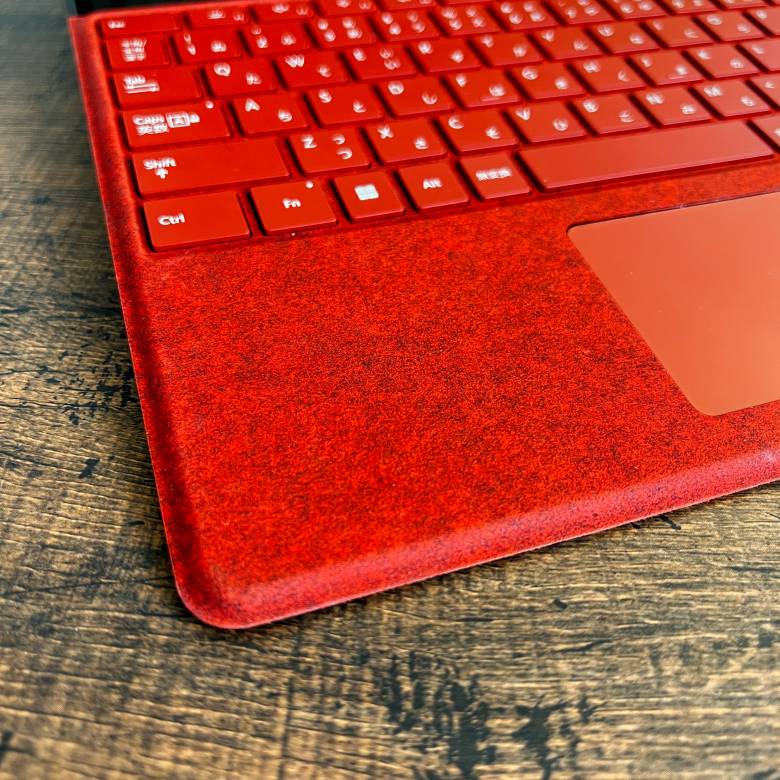 Surface Pro 8のキーボード素材はアルカンターラ
