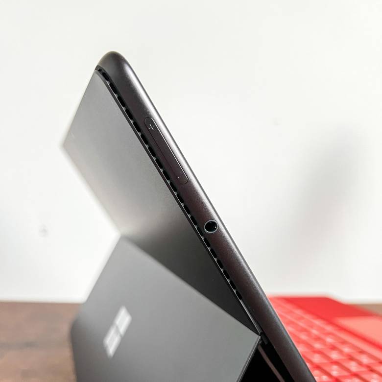 Surface Pro 8の左側面インターフェース