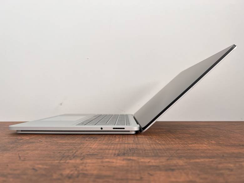 Surface Laptop Studioのヒンジ部は150°に開く