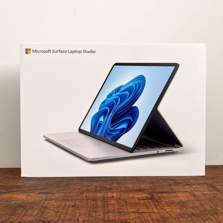 Surface Laptop Studioの外箱