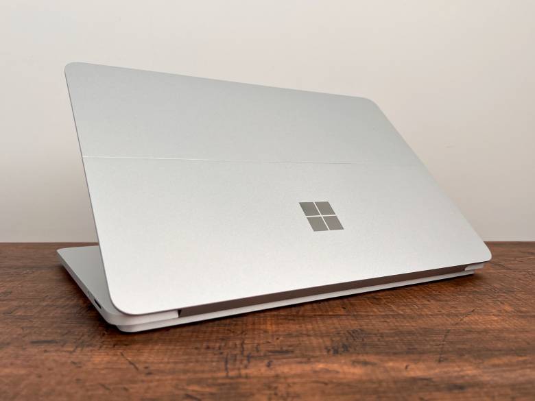 Surface Laptop Studioのカラーはプラチナ