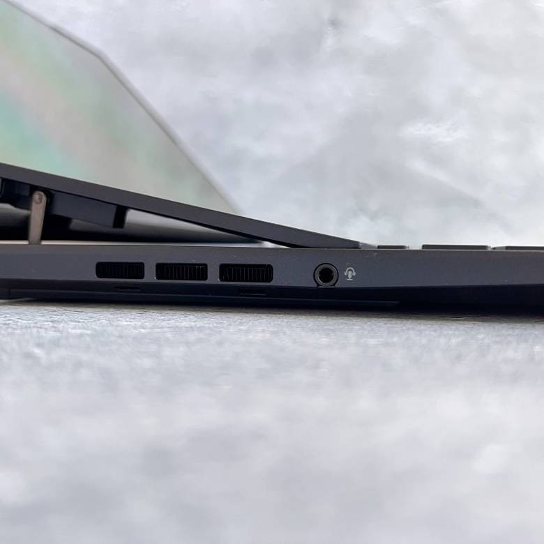 ASUS Zenbook Pro 14 Duo OLED UX8402の左側面インターフェース