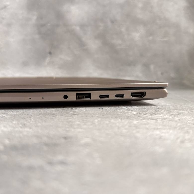 Vivobook S 14X OLED S5402ZAの左側面インターフェース