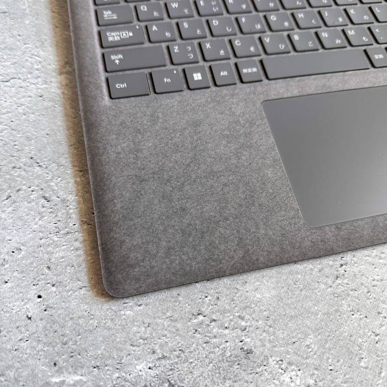 Surface Laptop 5 13.5インチのプラチナのパームレストはアルカンターラ素材