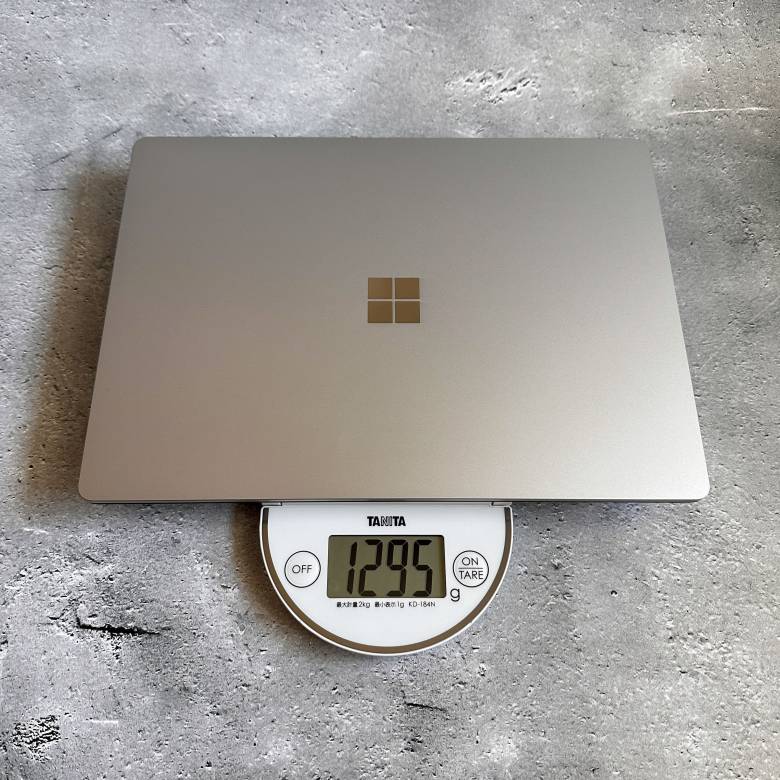 Surface Laptop 5 13.5インチの重量は約1.29kg