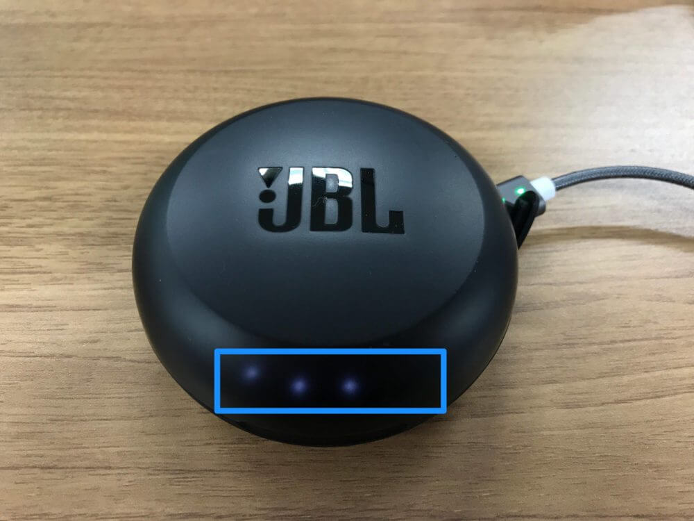 JBL FREE X収納ケースのLEDインジケーター