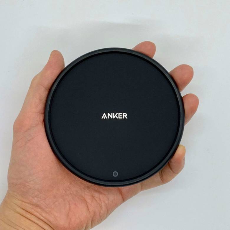 Anker PowerWave 10 Padは直径11.2cm、重さは約95gでコンパクトかつ軽量