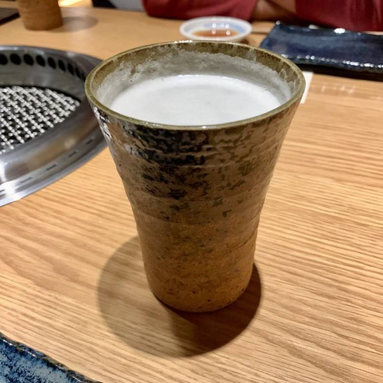 二子玉川まんぷくの生ビールは陶器グラスに注がれている