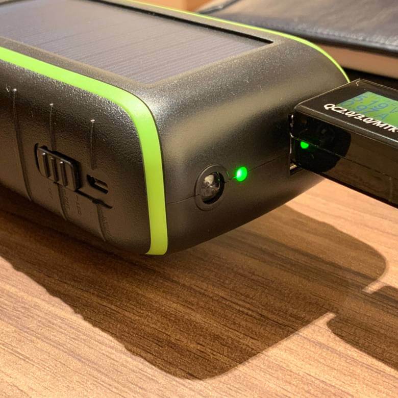 Chargi-Q mini（チャージックミニ）のデバイス充電時はLEDが緑点灯