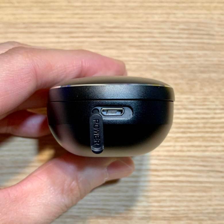 ZOLO Liberty+の側面には充電用のMicro USB端子を備えている