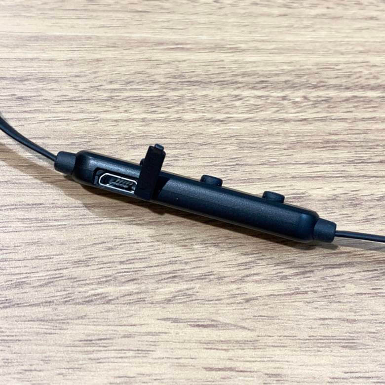 ワイヤレスイヤホンMpow A4のMicro USB端子