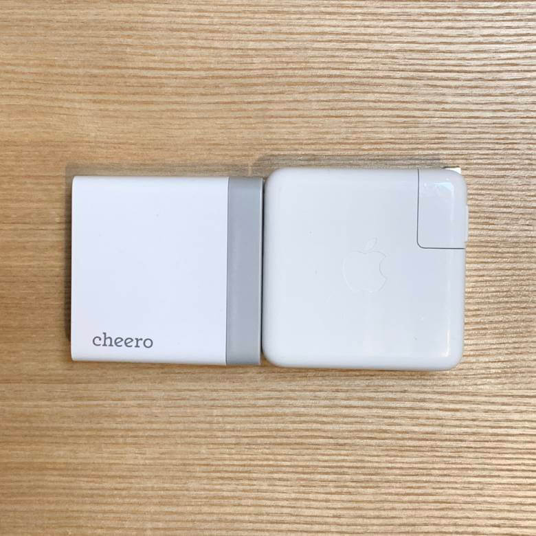 cheero USB-C PD Charger 60WはMacBook Proの純正アダプターよりひと回り小さいサイズ