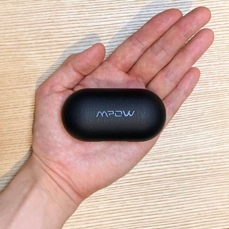 Mpow M5の収納ケースのサイズは長さ8.5 x 幅4.2 x 高さ4.0cm