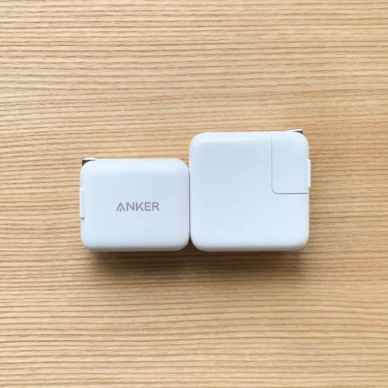 Anker PowerPort III miniとMacBook Airのサイズ比較