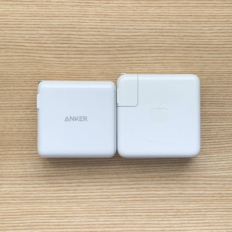 Anker PowerPort Atom III (Two Ports)とMacBook Pro純正アダプターのサイズ比較