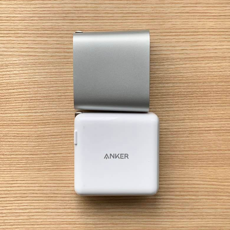 Anker PowerPort ll PDとBelkin BOOST CHARGE USB充電器のサイズ比較