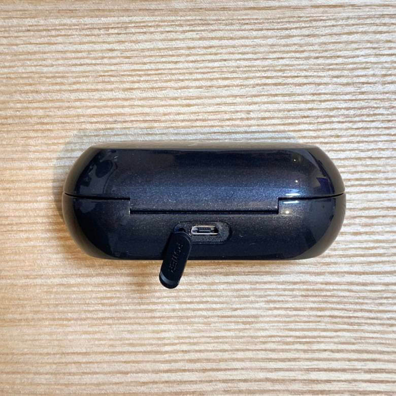 【第2世代】Soundcore Liberty Neoのケース裏面には充電用のMicro USB端子搭載
