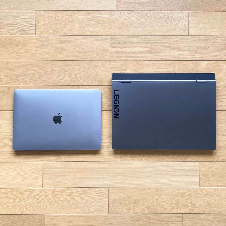 Legion Y740(15)とMacBook Proのサイズ比較