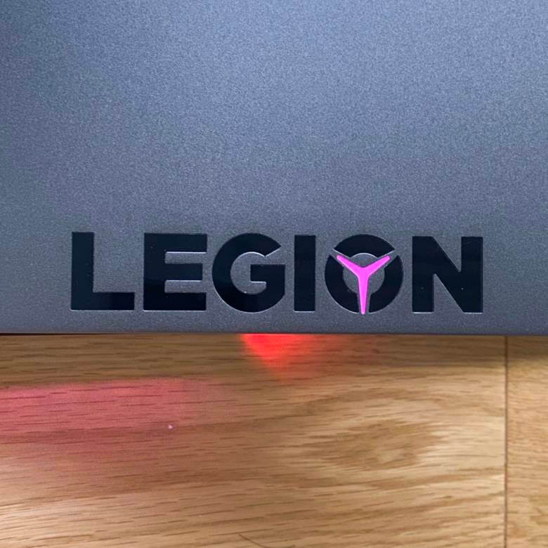 Legion Y740(15)の天面ロゴは蛍光色に光る