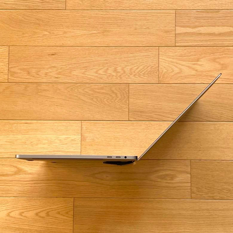 MacBook Proのヒンジ部は135°まで開く