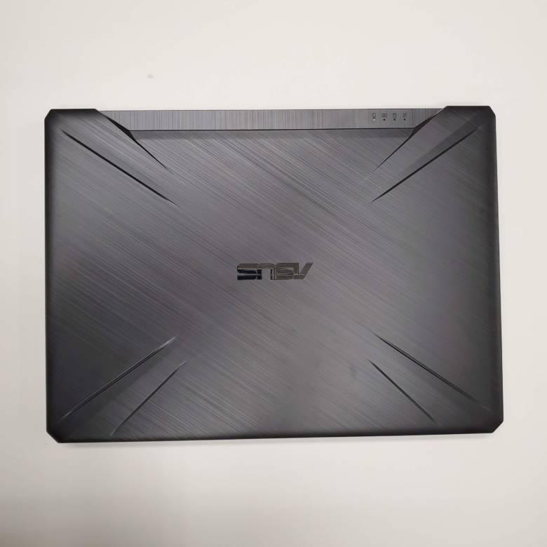 ASUS TUF Gaming FX505DTの本体カラーはブラックでゲーミングノートPCらしいデザイン