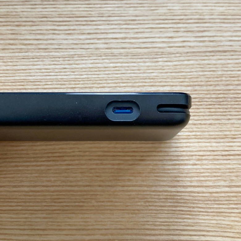Anker PowerCore+ 10000 with built-in USB-C Cableは側面に最大18W入力対応のUSB-C搭載