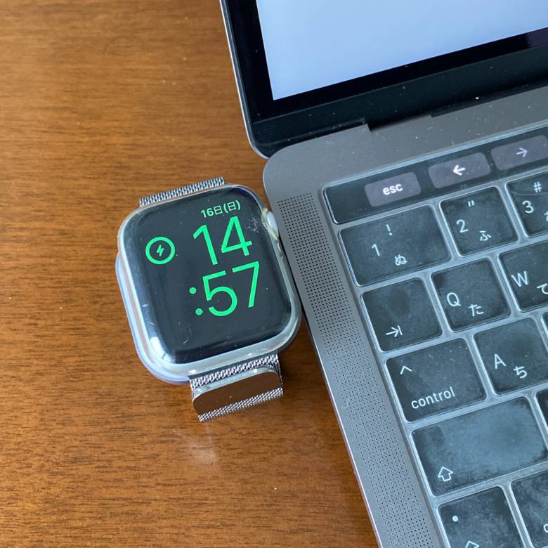 Satechi USB-C Apple Watch充電ドックにApple Watchを装着すれば時刻を確認できる