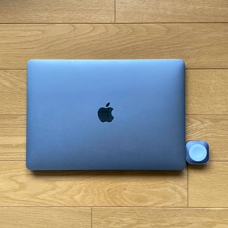 MacBook ProにSatechi USB-C Apple Watch充電ドックを接続した様子