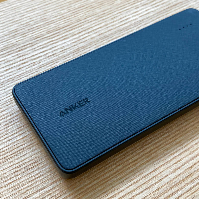 Anker PowerCore+ 10000 with built-in USB-C Cableの表面にはメッシュ加工