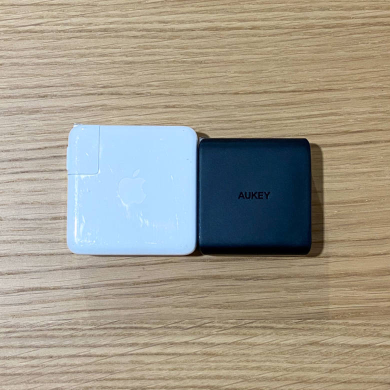 AUKEY PA-D3とMacBook Pro 61W純正充電器のサイズ比較