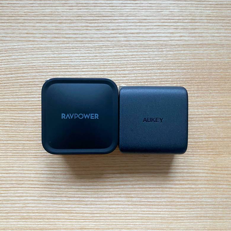 RAVPower RP-PC133とAUKEY Omnia Mix（PA-B3）のサイズ比較