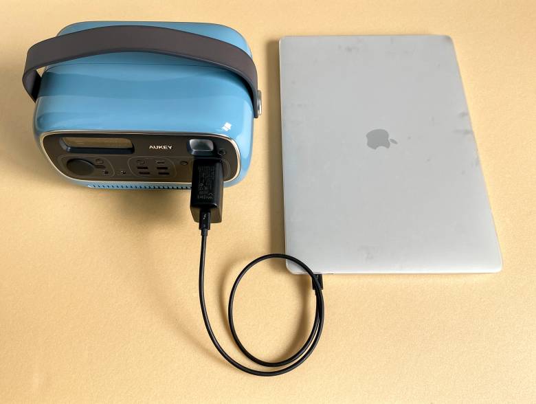 PowerStudioは16インチMacBook Proでも急速充電可能