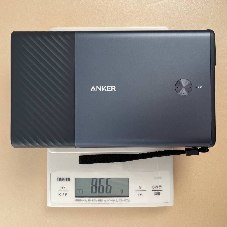 Anker PowerHouse 100の重量は約866g