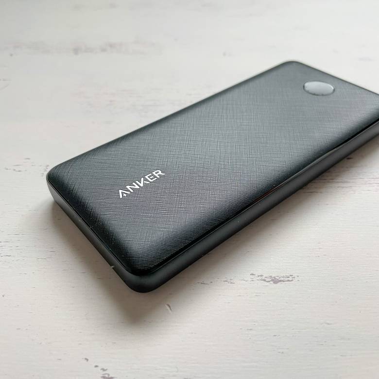 Anker PowerCore Slim 10000 PD 20Wの表面はメッシュ加工